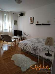 PRELEPA GARSONJERA, SOCIJALNO