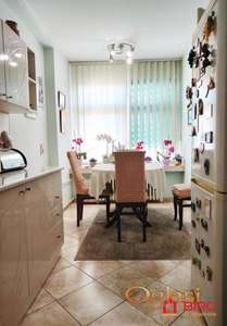 Na minut šetnje od najpoznatijeg gradskog šetališta - Novosadskog keja, kao i starog centra grada nalazi se fenomenalan trosoban stan (71m2)!