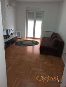 KOMPLETNO NAMEŠTENA GARSONJERA&nbsp; U CENTRU
