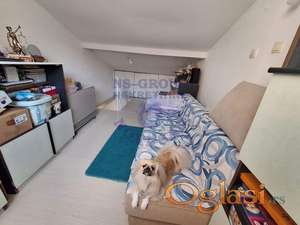 Dvorišni stan novije gradnje na dva nivoa.