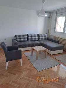 Izdaje se stan na Bulevaru, preko puta Zone III, 50m2!