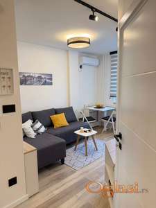 RENOVIRAN, NAMESTEN JEDNOIPOSOBAN STAN U KRALJEVICA MARKA