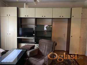 Kuća sa dvorištem i pomoćnim prostorijama blizu centra