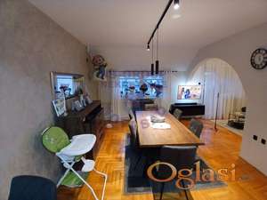 Funkcionalan i svetao dupleks stan!