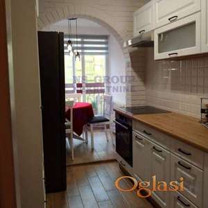 Izdaje se potpuno renoviran trosoban stan površine 73m2 na Limanu 4, u blizini autobuskih stajališta