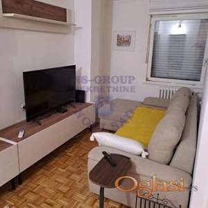 Izdaje se potpuno renoviran trosoban stan površine 73m2 na Limanu 4, u blizini autobuskih stajališta