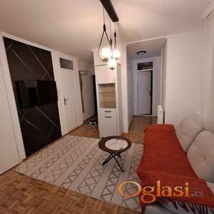 Izdaje se potpuno renoviran trosoban stan površine 73m2 na Limanu 4, u blizini autobuskih stajališta