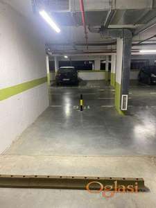 Izdaje se garažno mesto na odličnoj lokaciji