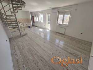 STAN NENAMEŠTEN , TROSOBAN , U SAMOM CENTRU GRADA, ZA VIŠE DELATNOSTI