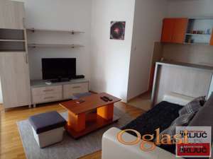 Jednoiposoban stan 40 m², Grbavica, Novi Sad