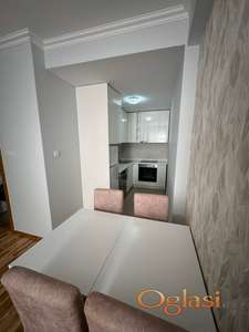 IZUZETNO LEP, NOV STAN KOD SOCIJALNOG SA DVE SPAVAĆE