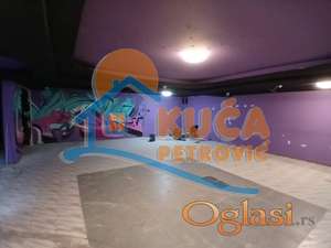 Izdaje se poslovni prostor u pešačkoj zoni, u centru, 149m2