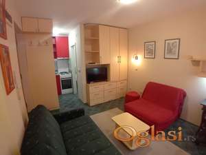 Izdaje se garsonjera + parking na Novoj Detelinari