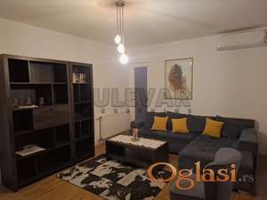 Izdaje se stan preko puta Saborne crkve, grejanje na struju, VI sprat, 85m2