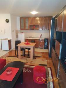 NAMEŠTENA GARSONJERA U BLIZINI FUTOŠKE PIJACE 260 EVRA