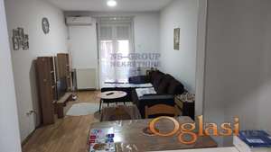 Izdaje se lepo namešten dvosoban stan na trećem spratu zgrade na Adamovićevom naselju.