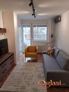 NAMESTEN DVOSOBAN STAN, UGAO BULEVAR OSLOBODJENJA - KRALJA PETRA