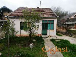 Prodaje se manja prizemna kuća 61m2, plac 622m2(tr.struja,voda,kanalizacija - Petrovaradin