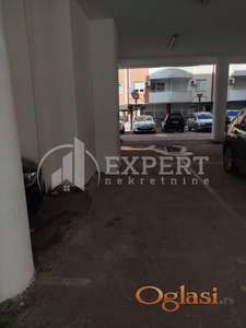 Izdaje se garažno mesto u centru grada, 14m2