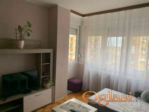 Izdajem kompletno namešten stan