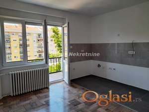 Dvoiposoban, svetao i detaljno renoviran stan sa velikom terasom na Grbavici