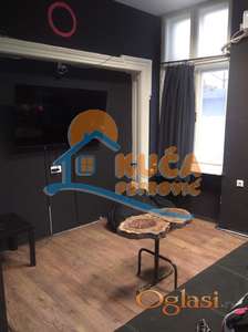 Izdaje se poslovni prostor u strogom centru, 112m2!