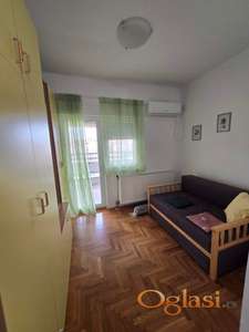NOVI SAD, NOVA DETELINARA, KOD MEDICINSKOG FAKULTETA, ODMAH USELJIVA - 250E