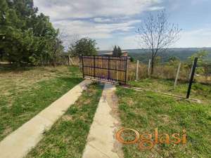 Izuzetan plac iznad Sremskih Karlovaca! Ovaj plac u jednom od najlepših predela Fruške Gore ima 1501m2, sa širinom 22m.