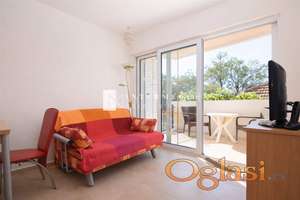 Jednosoban stan 33m2 sa terasom i bastom, 10m od mora, Savina