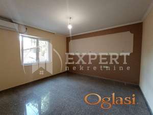 Izdaje se poslovni prostor u centru grada, 70m2