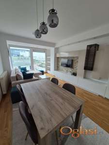 RENOVIRAN I NAMESTEN DVOIPOSOBAN STAN NA ATRAKTIVNOJ LOKACIJI