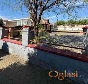 Prodaje se odličan, ravan plac pravilnog oblika u centru Ravnog sela.