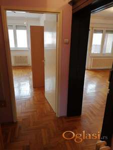 NENAMEŠTEN TROSOBAN STAN KOD RIBLJE PIJACE 400 EVRA