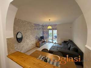 Izdaje se dvosoban, lepo namešten stan na Salajci, površine 44m².