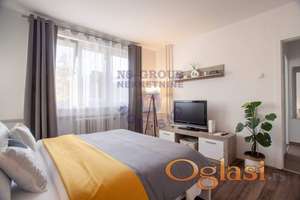 U ponudi imamo fenomenalan jednosoban stan u blizini Železničke stanice, kompletno renoviran i opremljen.