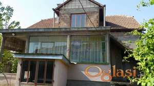 Kuća u Curugu, sa potkrovljem u neposrednoj blizini Centra!