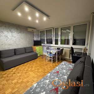 Izdaje se renovirana i kompletno nameštena garsonjera površine 23m2 na odličnoj lokaciji na Limanu 2.