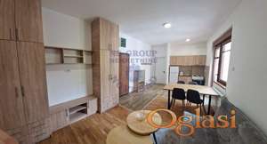 Izdaje se prelepa garsonjera u centru Veternika, nekretnina je opremljena novim nameštajem, useljiva i odličan izbor za samce, parove, studente