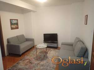  KOMPLETNO NAMEŠTEN DVOIPOSOBAN STAN - CENTAR