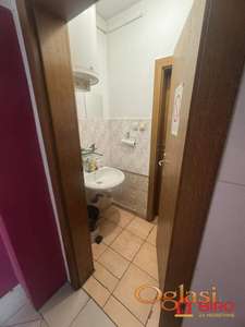 Prodaje se poslovni prostor na odličnoj lokaciji, u neposrednoj blizini Bulevara Oslobođenja, idealan za različite vrste poslovanja! Ulični loka!