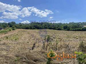 Na prodaju plac u Petrovaradinu površine 587m² sa frontom od 13m.