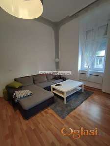 Kalemegdan-Useljiv renoviran salonac