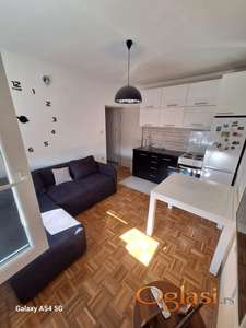 ODMAH USELJIV LEP STAN U MIRNOM DELU GRADA