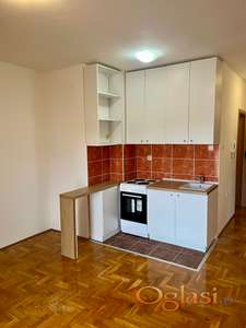 Adamovicevo/Bul. Evrope 40m²,privatni parking, niske rezije