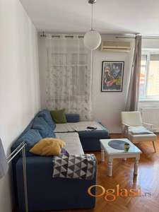 NAMESTEN JEDNOIPOSOBAN STAN U CENTRU