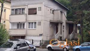 Stan u kuci sa dvoristem