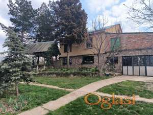 Kuća sa pogledom i velikom okućnicom