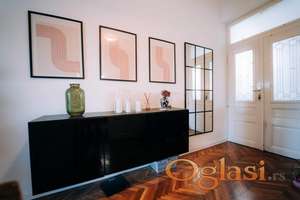 Prostoran salonski stan sa pogledom na Petrovaradinsku tvrdjavu, Dunav, mostove. Odlicna lokacija