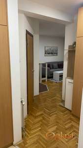 Prostrana svetla garsonjera