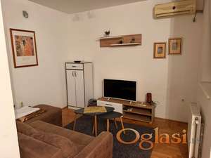 Izdaje se kompletno opremljen stan na Novom naselju – useljiv odmah